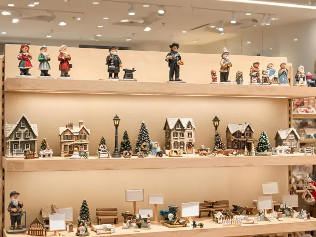 Retail holiday shelf